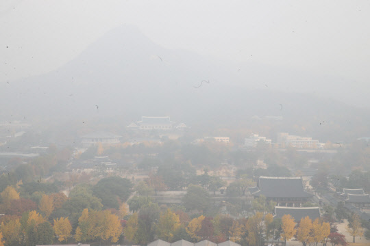 중국발 황사로 전국의 미세먼지 농도가 급격히 치솟아 8일 오전 서울 광화문에서 바라본 경복궁과 북악산이 뿌옇게 보인다.